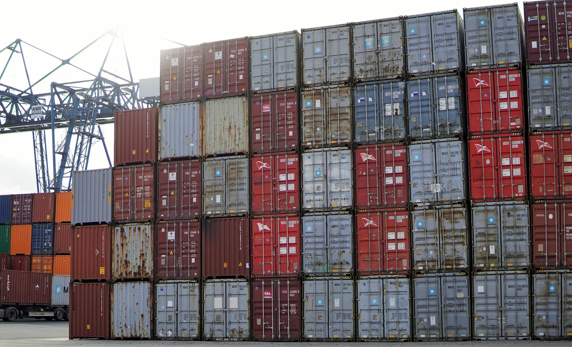 Conteneurs empilés au port